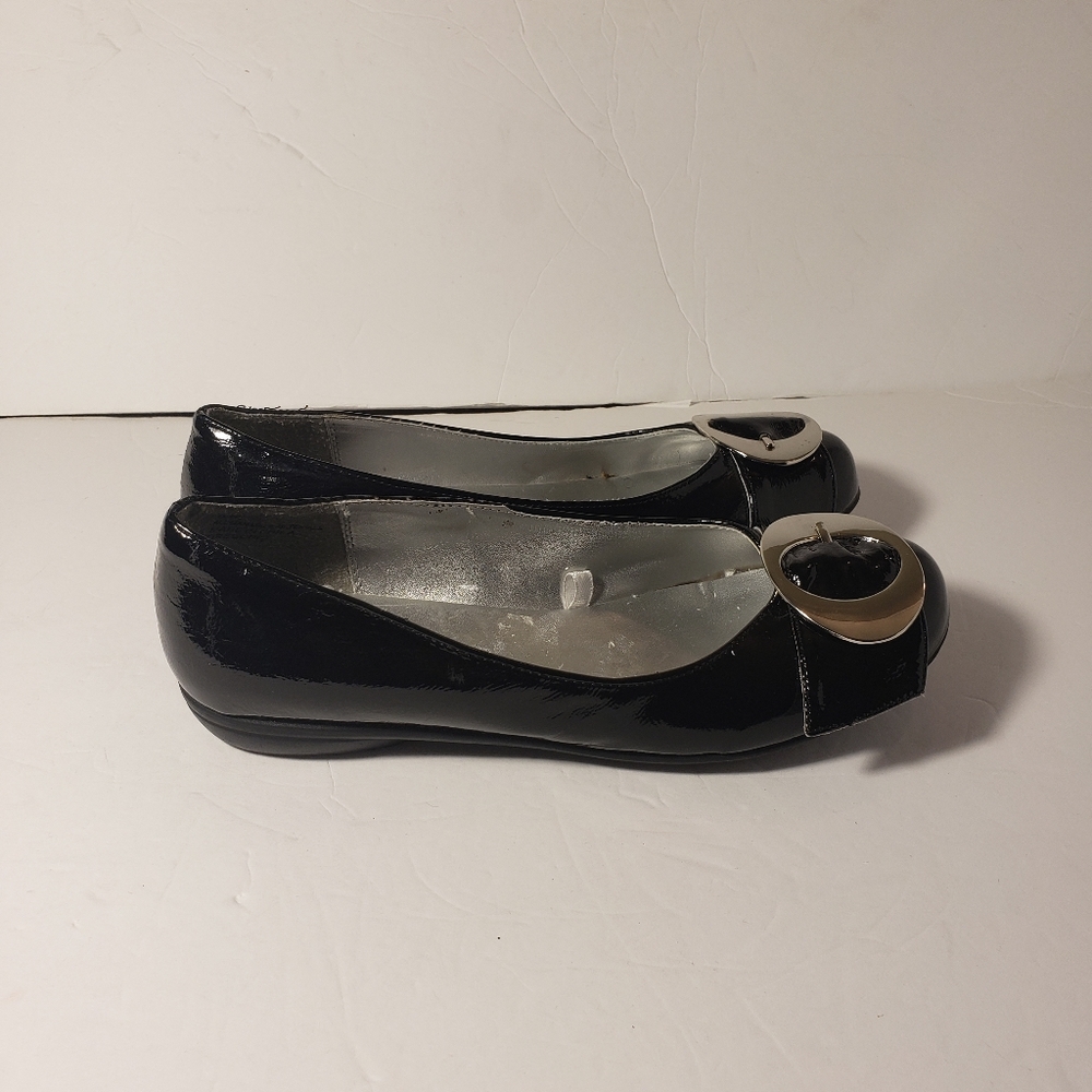 Whitemt patent leather flat .